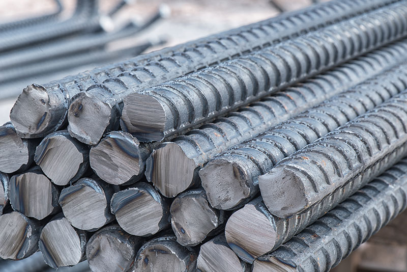 異形棒鋼とは、鉄筋棒鋼の表面にリブや節と呼ばれる凸凹をつけた鉄筋です。一般的にコンクリート構造物の補強材料として用いられます。
