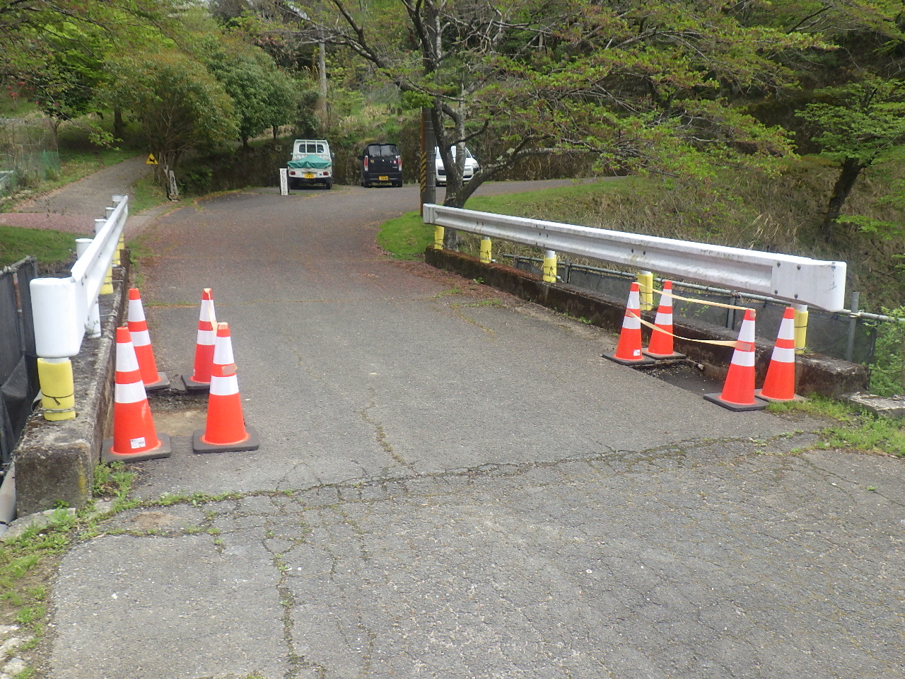 山奥の橋梁の水抜きパイプ設置箇所の鉄筋探査